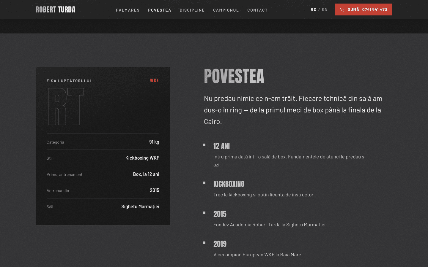 Secțiunea „Povestea” - fișa luptătorului în stânga, cronologia carierei în dreapta